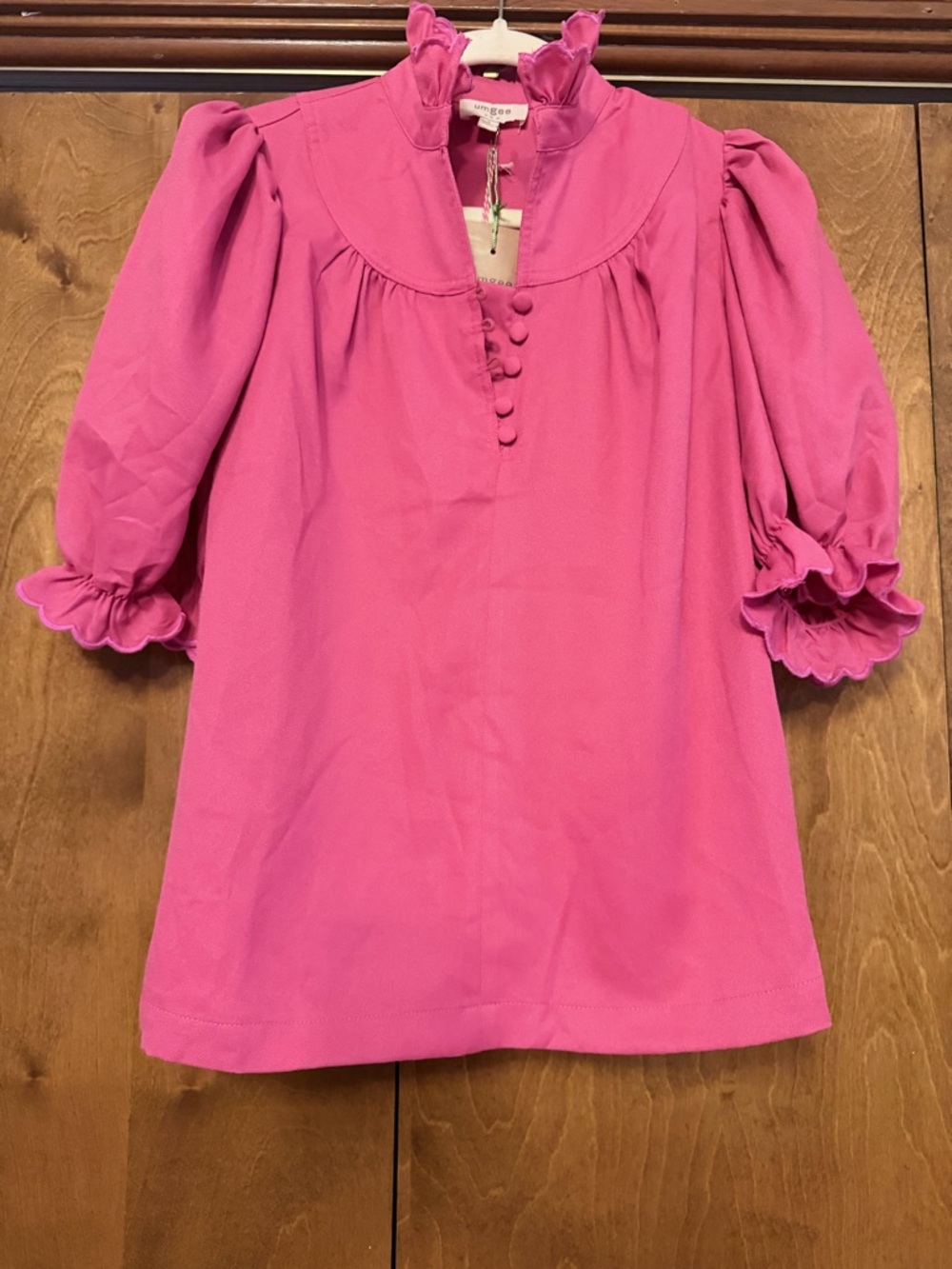 Umgee fuchsia pink blouse with a ruffled collar and puffed sleeves size S
